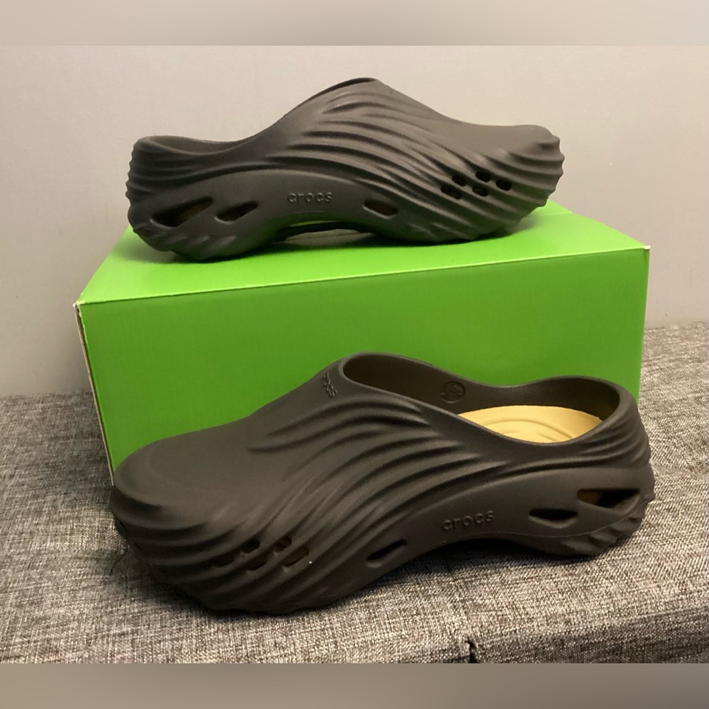 Crocs Echo Wave Black Sand Sz. Men 9 , Women 11